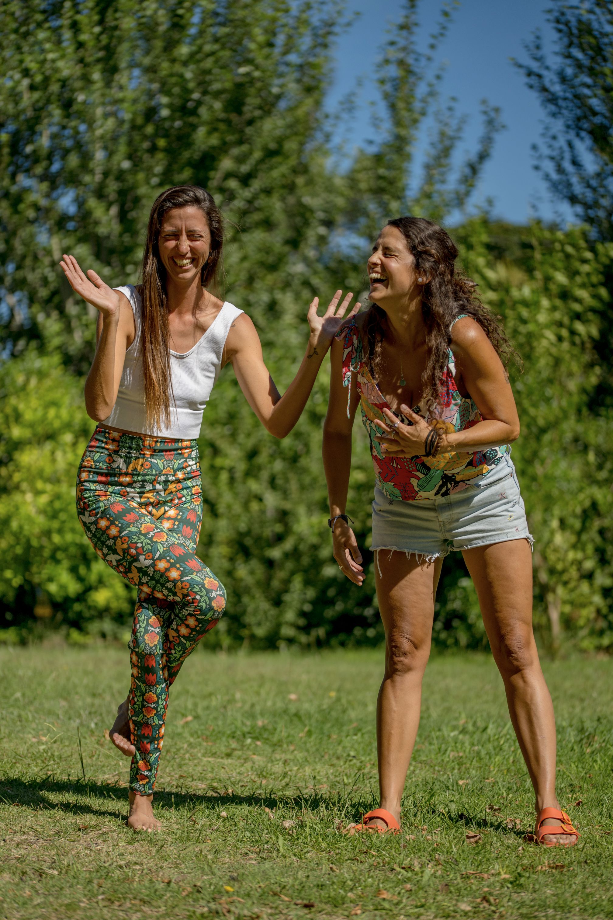 paz y jaz sonriendo